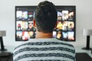 Αυξημένος κίνδυνος άνοιας για όσους βλέπουν πολλή τηλεόραση, πιο ασφαλές το «σκρολάρισμα» στον υπολογιστή