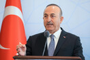 Ο Μεβλούτ Τσαβούσογλου, έχοντας δίπλα την τουρκική σημαία