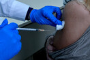 Εμβόλιο στο χέρι