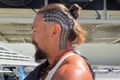 Ο Τζέισον Μομόα αποκαλύπτει το νέο του τατουάζ στο φρεσκοξυρισμένο του κεφάλι