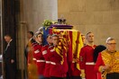 Πώς διατηρείται η σορός της βασίλισσας Ελισάβετ μέχρι την κηδεία - Τελευταίες μέρες πριν το «ύστατο χαίρε»