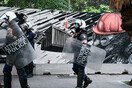 Εξάρχεια: Εν μέσω έντασης απομακρύνθηκε το άγαλμα από την πλατεία λόγω έργων του μετρό - Τρεις συλλήψεις