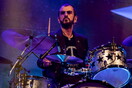 O Ringo Starr παίζει ντραμς