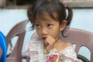 Έμι, η μοναδική επιζώσα: 3χρονη γλίτωσε από το μακελειό στην Ταϊλάνδη επειδή κοιμόταν