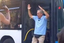 Ρόδος: Οδηγός λεωφορείου άφησε το τιμόνι και ξεκίνησε να χορεύει