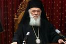 Ο Αρχιεπίσκοπος Ιερώνυμος καθιστός