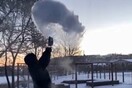 ΗΠΑ: Άνδρας πετάει στον αέρα ζεστό νερό και μετατρέπεται σε χιόνια στην παγωμένη Μοντάνα