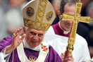 Ο πάπας Βενέδικτος κρατά σταυρό