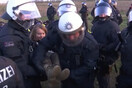 Γκρέτα Τούνμπεργκ: Προσήχθη σε διαμαρτυρία στη Γερμανία -Αστυνομικοί την πήραν σηκωτή
