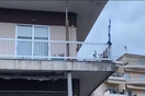 Κολώνα της ΔΕΗ περνά μέσα από μπαλκόνι στην Ξάνθη