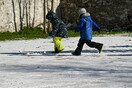 Παιδιά παίζουν χιονοπολεμο