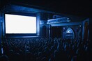 TikTok: Ποιοι και γιατί μετατρέπουν τα σινεμά σε «πεδία μάχης»; - Είναι νέα τάση;