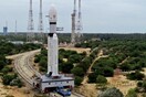 Η Ινδία εκτοξεύει πύραυλο για τη Σελήνη - Θα εξερευνήσει το νότιο πόλο