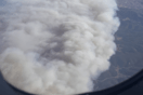 Φωτιά στο Λουτράκι: Ο καπνός φαίνεται ακόμα και από τα παράθυρα των αεροπλάνων