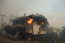 Φωτιά στον Κουβαρά: Κάτοικοι εγκαταλείπουν τα σπίτια τους- Μποτιλιάρισμα στην παραλιακή