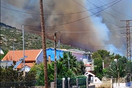 Φωτιά στον Κουβαρά: Έκτακτη ανακοίνωση από το meteo - «Εξαιρετικά δυσμενείς συνθήκες μέχρι αργά το απόγευμα»