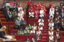 Γαλλία: Βουλευτές εμφανίστηκαν στο κοινοβούλιο ντυμένοι με τα χρώματα της παλαιστινιακής σημαίας