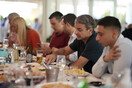 Γεύμα Μητσοτάκη με δημοσιογράφους: Τι είπε για την Αθηνών-Κορίνθου, τους Coldplay και τους τελικούς του NBA