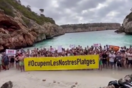 Μαγιόρκα: Εξοργισμένοι κάτοικοι έδιωξαν τουρίστες από παραλία - Τους φώναζαν να φύγουν