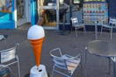 Έκλεψαν εμβληματικό γλυπτό - παγωτό και το επέστρεψαν δηλώνοντας «λιωμένοι»
