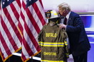 Ντόναλντ Τραμπ: Φίλησε τη στολή του πυροσβέστη που σκοτώθηκε κατά την απόπειρα της δολοφονίας του