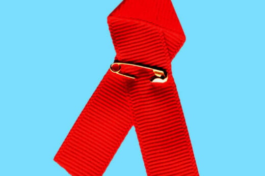 Πέθανε ο Πάτρικ Ο'Κόνελ: Ακτιβιστής και εμπνευστής της περίφημης κόκκινης κορδέλας για το AIDS 