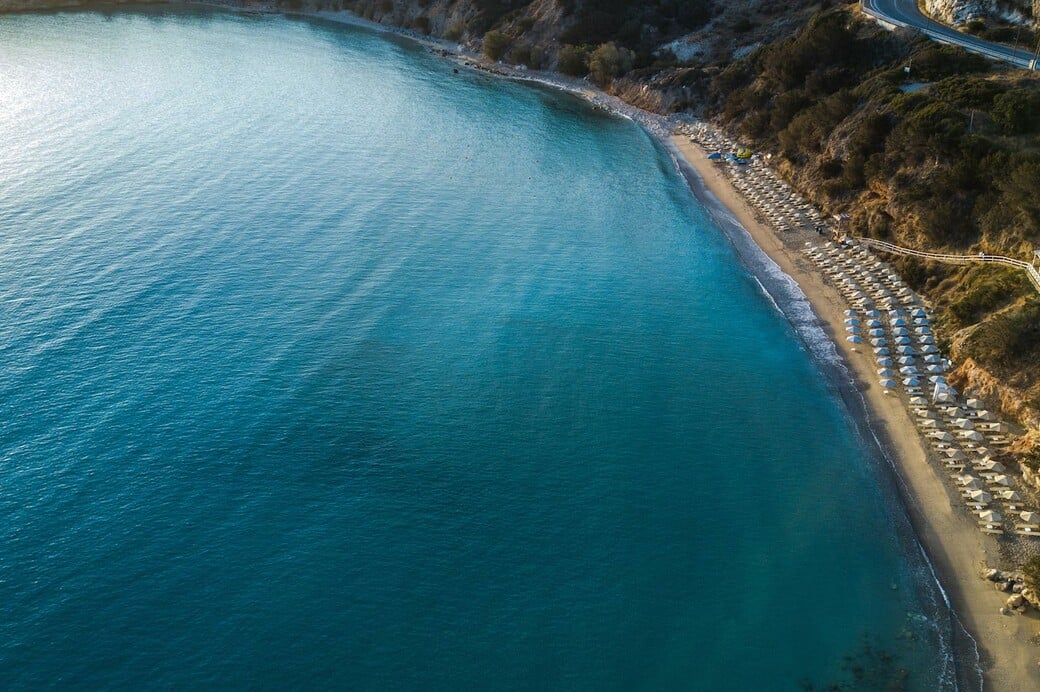 Τα πιο γαλανά νερά τα έχει μια παραλία στην Αλβανία - Πέντε ελληνικές στη δεκάδα
