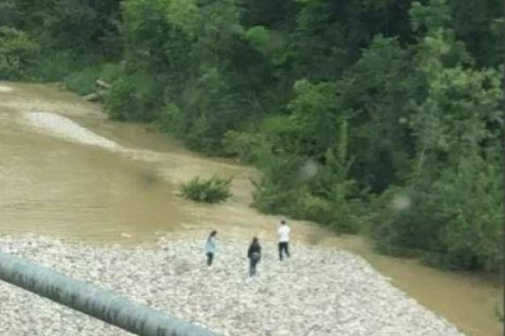 Ιταλία: Φωτογραφία των τριών φίλων στο στεγνό ποτάμι - Μέσα σε μία ώρα είχαν παρασυρθεί αγκαλιασμένοι