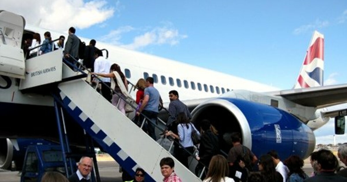 Boarding airport. Boarding в самолете. Самолёт Аэролайн. Boarding Gate Airport. Board the plane.