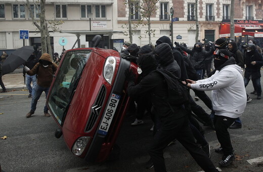 Οδοφράγματα, φωτιές και επεισόδια για την επέτειο των Κίτρινων Γιλέκων στο Παρίσι