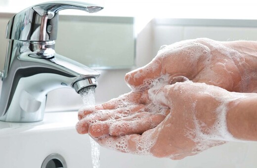 Η «επιστήμη» του σαπουνιού: Πώς και γιατί μας γλιτώνει όταν έχουμε αγγίξει επιφάνειες με κορωνοϊό