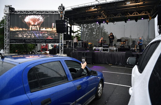 Drive-in συναυλία στην Αυστραλία: Τραγουδούσαν όλοι μαζί μέσα από τα αυτοκίνητα
