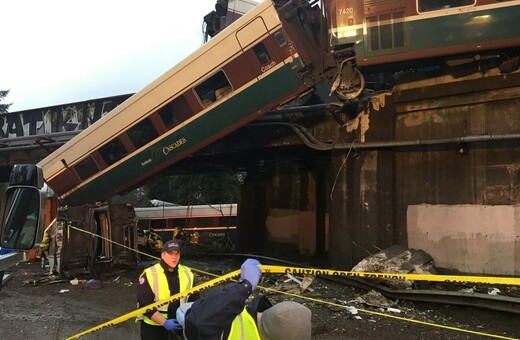 Τρομακτικό σκηνικό στην Ουάσιγκτον από τον εκτροχιασμό τρένου