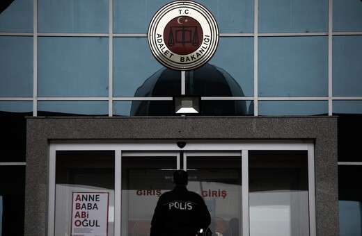 «Η τιμωρία για τις πράξεις των δύο Ελλήνων στρατιωτικών είναι 5 χρόνια φυλακή» γράφει το Anadolu