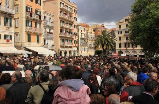 «Βουλιάζει» από κόσμο η Κέρκυρα - Το αδιαχώρητο σε ΚΤΕΛ και καράβια