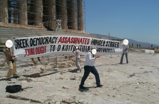 Μέλη του Ρουβίκωνα με πανό για τον Κουφοντίνα στην Ακρόπολη