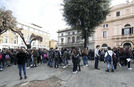 Ζημιές από τους τρεις ισχυρούς σεισμούς στην Ιταλία - Διακόπηκαν δρομολόγια τρένων και εκκενώθηκαν σχολεία