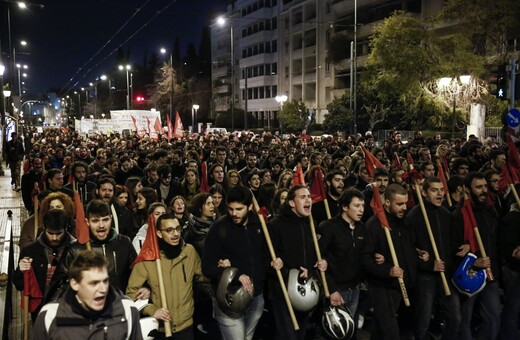 Πορεία αντιεξουσιαστών και συγκέντρωση της Χρυσής Αυγής στο κέντρο της Αθήνας