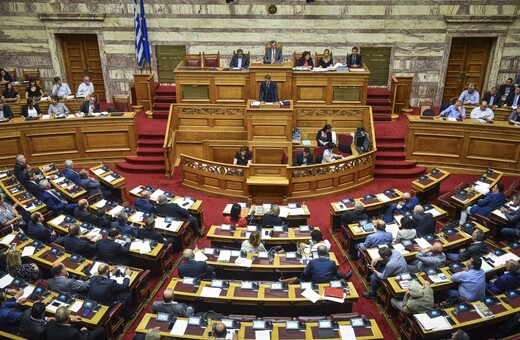 Κόβεται το «επίδομα» των βουλευτών για τα θερινά τμήματα