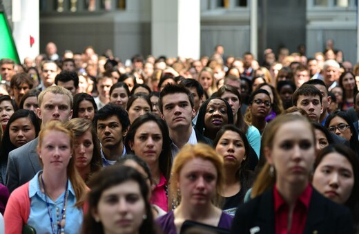 Συρρικνώνεται συνεχώς η μεσαία τάξη - Οι millennials τα μεγαλύτερα «θύματα» της κρίσης