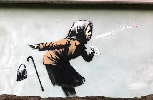 O Banksy αποκάλυψε το «φτέρνισμα», το νέο του έργο στο Μπρίστολ