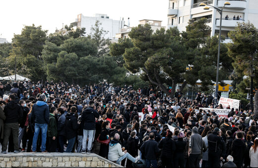 Νέα Σμύρνη: Πλήθος κόσμου στη συγκέντρωση κατά της αστυνομικής βίας [ΕΙΚΟΝΕΣ]