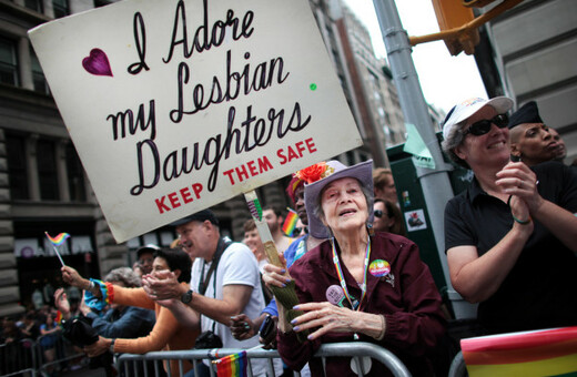 "Λατρεύω τις λεσβίες κόρες μου" - Η ιστορία της 92χρονης που εδώ και 30 χρόνια κρατά συνεχώς το ίδιο πλακάτ στα Pride της Νέας Υόρκης