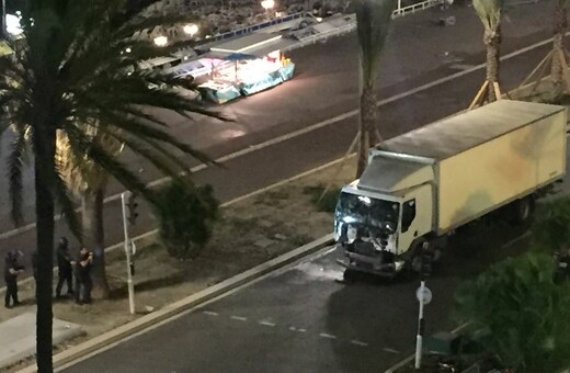 Μακελειό στη Γαλλία - 84 νεκροί σε επίθεση με φορτηγό που έπεσε πάνω σε πλήθος
