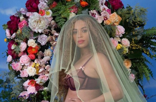 H Beyoncé μόλις ανακοίνωσε πως είναι έγκυος σε δίδυμα και το έκανε με φωτογραφία της κοιλιάς της στο Instagram