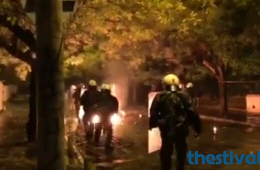 Επεισόδια και στη Θεσσαλονίκη: Κουκουλοφόροι πέταξαν μολότοφ και πέτρες έξω από το Παλέ Ντε Σπορ