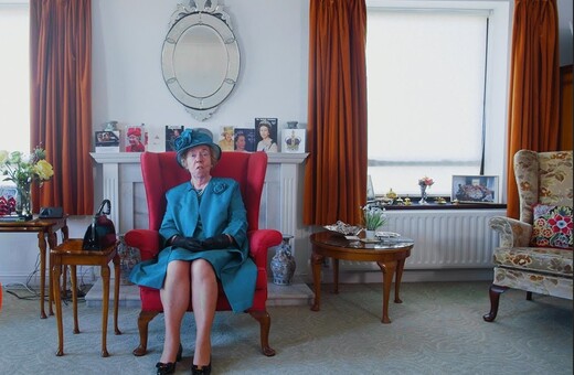 Αυτή είναι η σωσίας της Βασίλισσας Ελισάβετ (και ιδού μια μέρα από τη ζωή της)