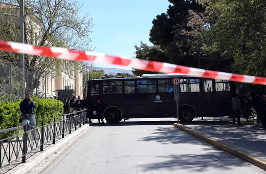 Συλλήψεις μελών του Ρουβίκωνα στην Τήνο - Συγχαρητήρια από Μητσοτάκη