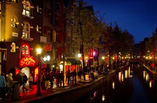 Το Άμστερνταμ θα περιορίσει τις ροές των τουριστών στην «Κόκκινη Συνοικία»