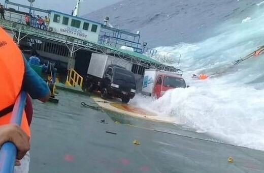 Σκηνές πανικού σε ναυάγιο στην Ινδονησία: Φέρι μπόουτ βυθίστηκε σε λίγα λεπτά- Επιβάτες κρέμονταν από τα κάγκελα